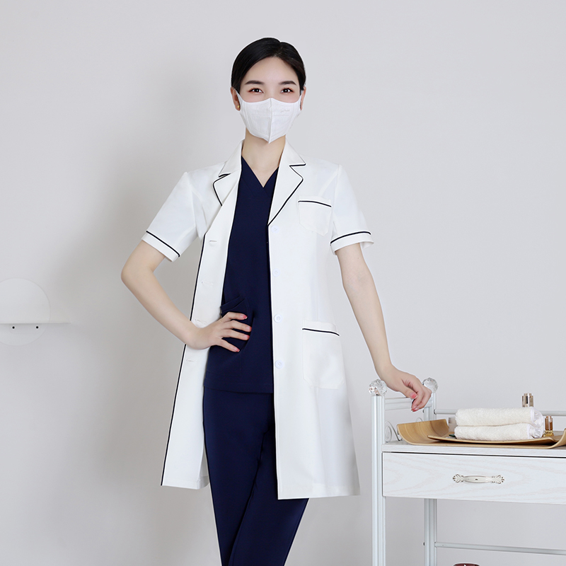 Medical Lab Years - เสื้อกาวน์แขนสั้นสีขาว ชุดยูนิฟอร์มพยาบาลความงามทางการแพทย์ ชุดทำงานแพทย์ระดับไฮเอนด์สำหรับผู้หญิง สไตล์เกาหลีสำหรับร้านเสริมความงาม